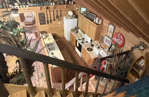 Tifton Cabin | Peaceful 2BR Cabin Retreat in Tifton-Shady Pondside Getaway on Quiet Dirt road