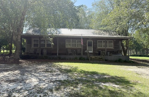 Tifton Cabin | Peaceful 2BR Cabin Retreat in Tifton-Shady Pondside Getaway on Quiet Dirt road