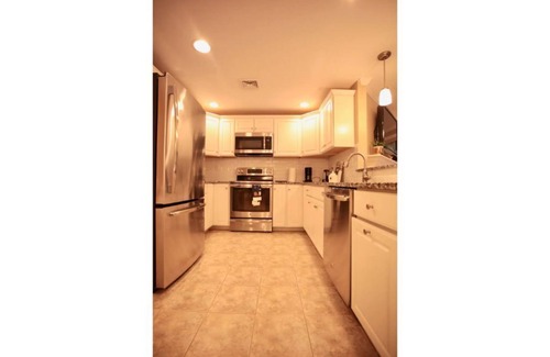 Melrose Apartment | Peaceful 2BR near US Route 1 and Boston.