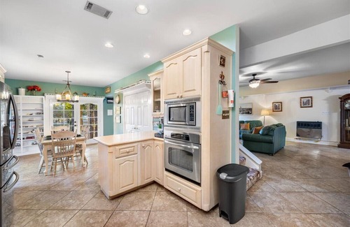 Hutto House | Peaceful 3 Acre Getaway - Creek Access, Fire Pit, Gazebo, Kayaks & Pet-Friendly!