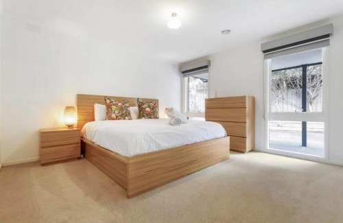 Somerville House | Peaceful 3 Bedroom Home in Somerville
