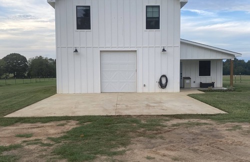 Athens Cottage | Peaceful 3BR Ranch Retreat on 40+ Acres near Athens boat ramp and fairgrounds