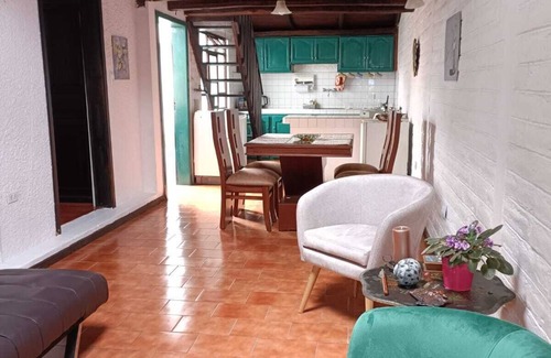 Quito Cottage | Peaceful 4-guests city cottage near the heart of Quito-free parking
