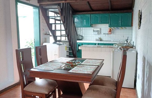 Quito Cottage | Peaceful 4-guests city cottage near the heart of Quito-free parking