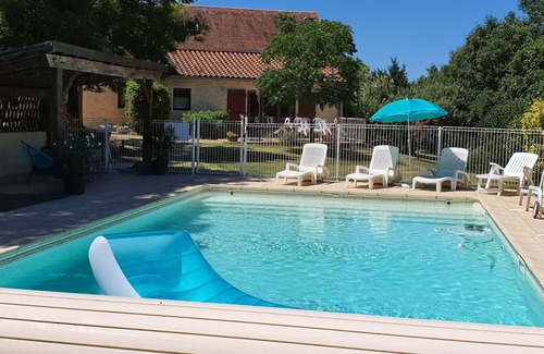 Salviac House | Peaceful 5-person gîte with secure pool (sleeps up to 9)