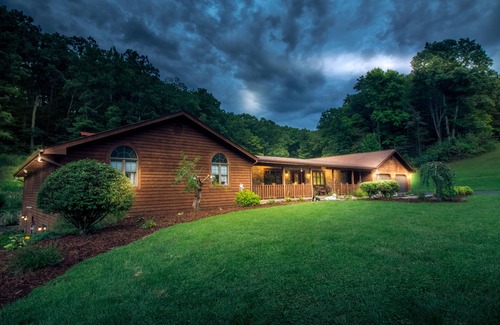 Peebles House | Peaceful 8 Bedroom 5 Bath w/patio bar-grill and swimming pond