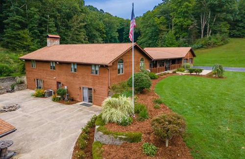 Peebles House | Peaceful 8 Bedroom 5 Bath w/patio bar-grill and swimming pond