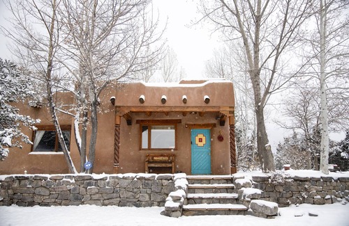 Valdez House | Peaceful Adobe home between Taos/TSV- Mountain Views, Hot Tub, Summer Garden
