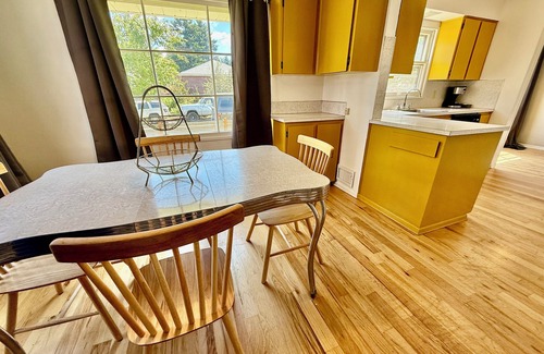 Woodstock House | Peaceful and charming 3 Bedroom house. Fenced Yard. Wifi Pets stay for free!