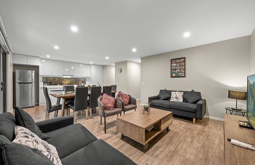 Golden Point House | Peaceful and Private Modern Townhouse - Steps from Sovereign Hill & Lake Esmond