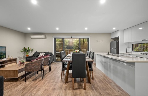 Golden Point House | Peaceful and Private Modern Townhouse - Steps from Sovereign Hill & Lake Esmond
