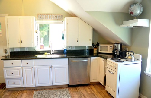 The Bowl of Edmonds Apartment | Peaceful and private studio, easy walk to downtown Edmonds