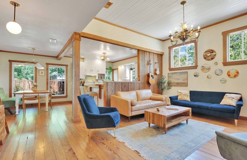 Central East Austin House | Peaceful Austin Cottage l Private Yard l Centrally Located