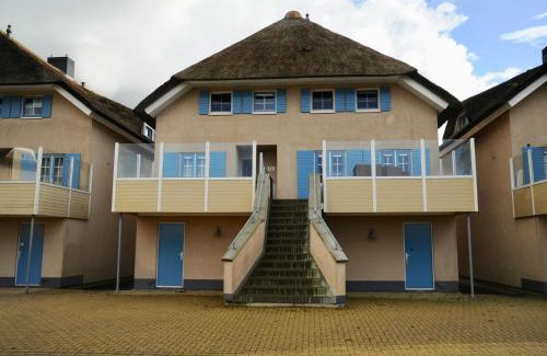 Stavoren House | Peaceful boathouse located in a water activity-rich area