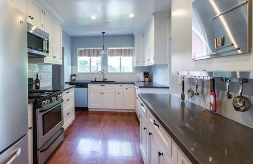Larchmont House | Peaceful Bungalow in Larchmont Village