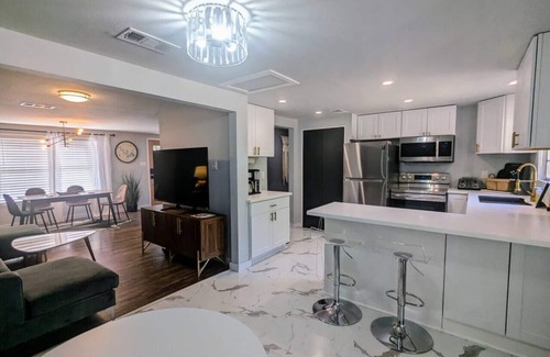 Apache Shores House | ⭐️Peaceful Bungalow⭐️Near 2 Lakes⭐️Private Cowboy Pool⭐️