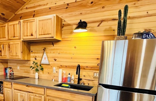 Art Cabin | Peaceful Cabin With Views on 40 Acres - Serenity Ranch!