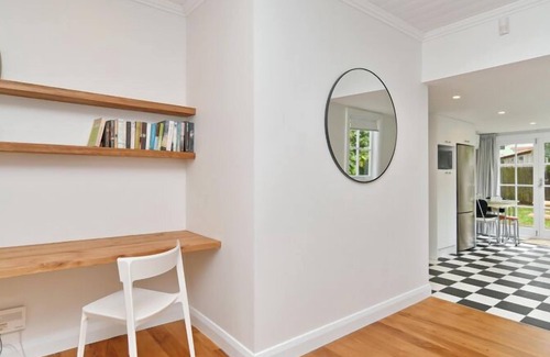 Edgeware House | Peaceful City Retreat |Steps to Arts, Eats & Parks