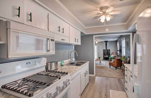 Bedford Cottage | Peaceful Cottage ~ 8 Mi to Downtown Toledo!