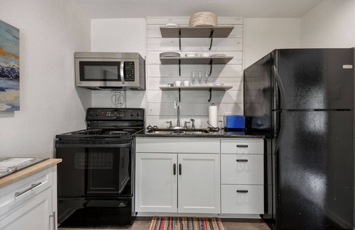 Crawford House | Peaceful Cottage on Country Retreat Destination with Pool & 20 Minutes to Waco!