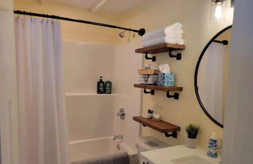 Courtenay Cabin | Peaceful cottage with Hot tub