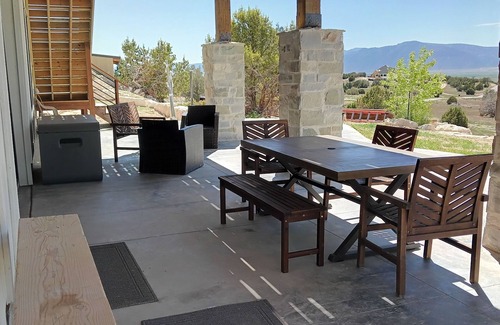 Spring City Apartment | Peaceful, cozy, with a pool! - sleeps 10-13 with stunning mountain views