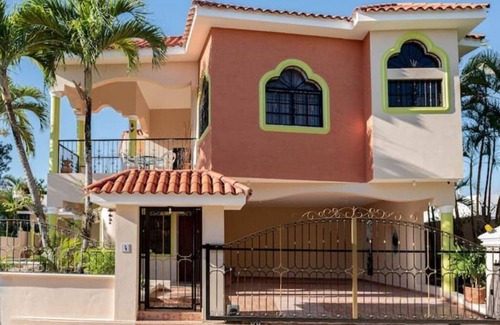 Barrio Las Yaguitas Villa | Peaceful culdesac orchid villa, pool, work ergo