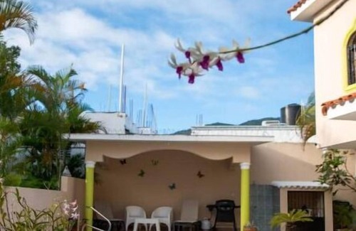 Barrio Las Yaguitas Villa | Peaceful culdesac orchid villa, pool, work ergo