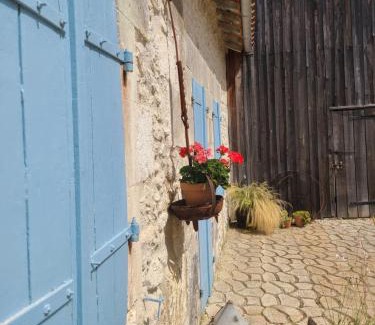 Saint-Martial-Viveyrol House | Peaceful Dordogne countryside cottage with pool.