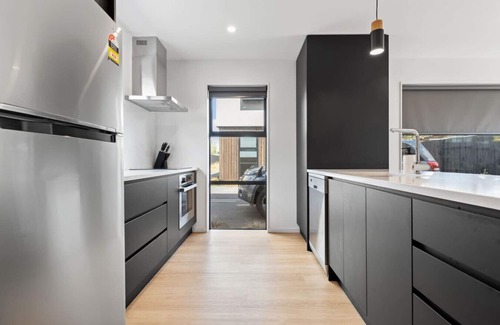 Edgeware House | Peaceful Elegant Designated Park King Bed.
