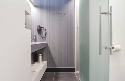 Oss Hotel | Peaceful Escape Modern Room near Autotron and Museum Jan Cunen