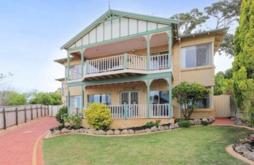 Dawesville House | Peaceful Estuary Views. Huge family home with table tennis, kayak and basketball