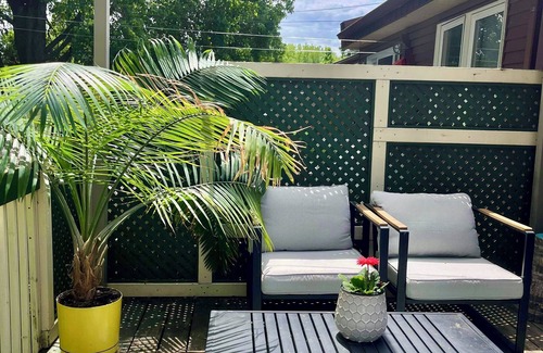 Laprairie House | Peaceful & Family-Friendly Long-Term Stay/3 bedrooms + backyard