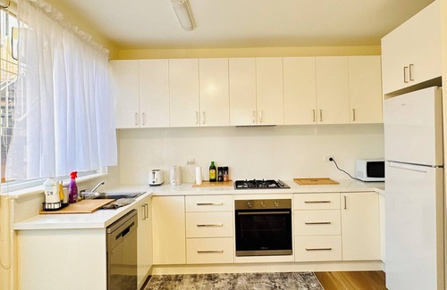 Camberwell Apartment | Peaceful family-friendly 2-bedroom apartment in Camberwell.