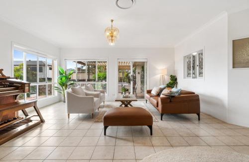 Bridgeman Downs Apartment | Peaceful Family Home: 4-Bed Pool Alfresco Dining