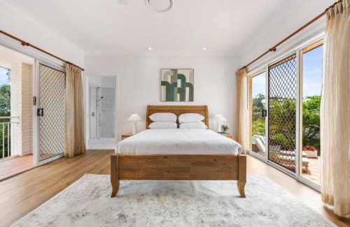 Bridgeman Downs Apartment | Peaceful Family Home: 4-Bed Pool Alfresco Dining