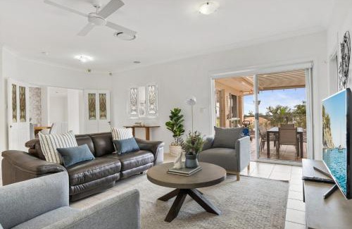 Bridgeman Downs Apartment | Peaceful Family Home: 4-Bed Pool Alfresco Dining