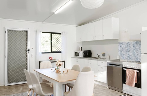 Brisbane Waterfront House | Peaceful Forest Retreat + Hot tub