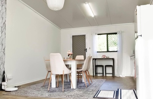 Brisbane Waterfront House | Peaceful Forest Retreat + Hot tub