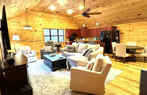 Oxford Cabin | Peaceful guest house just 10 miles from the charming Oxford Square.