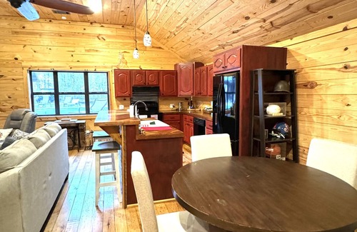 Oxford Cabin | Peaceful guest house just 10 miles from the charming Oxford Square.