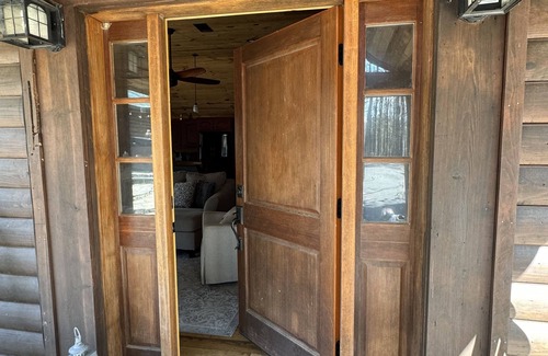 Oxford Cabin | Peaceful guest house just 10 miles from the charming Oxford Square.
