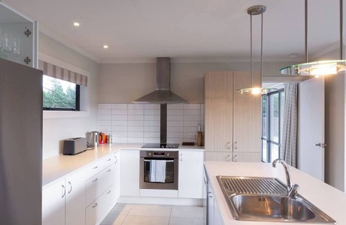 Lake Hawea House | Peaceful Hawea Escape