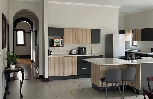Port Elizabeth Central House | Peaceful Home Guesthouse . Spacious 4BR En-Suite House W/Free Wi-Fi & Parking.