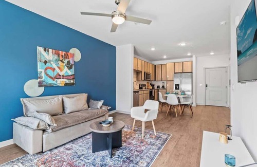 Bay Lake Apartment | Peaceful King Oasis w/Pool View Gym Close to Parks