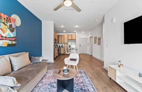 Bay Lake Apartment | Peaceful King Oasis w/Pool View Gym Close to Parks
