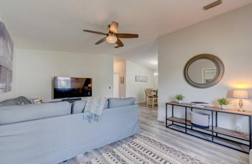 Del Mar House | Peaceful Lady Lake Home with Screened-In Porch!