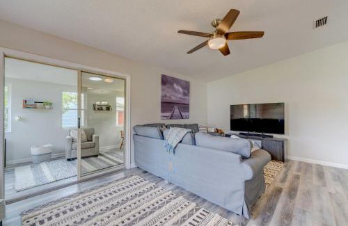 Del Mar House | Peaceful Lady Lake Home with Screened-In Porch!