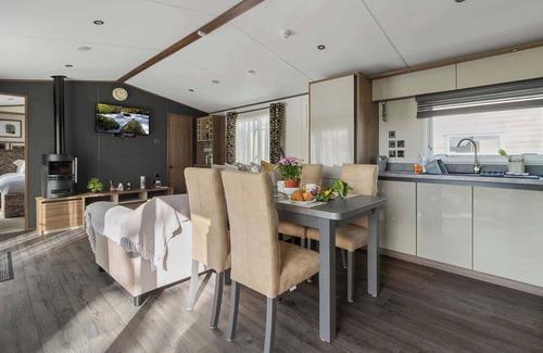 Cheriton Bishop Ski Chalet | Peaceful Lake Retreat - Fishing lakes - Short Stays UK