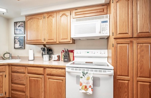 South Scottsdale Condo | Peaceful Lake Subdivision- Private, Walkable, Patio, 25 mi. Walk/Bike Trail